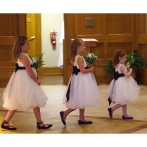 David's bridal tulle Flower Girl Dress detachable satin large bow sash size 7